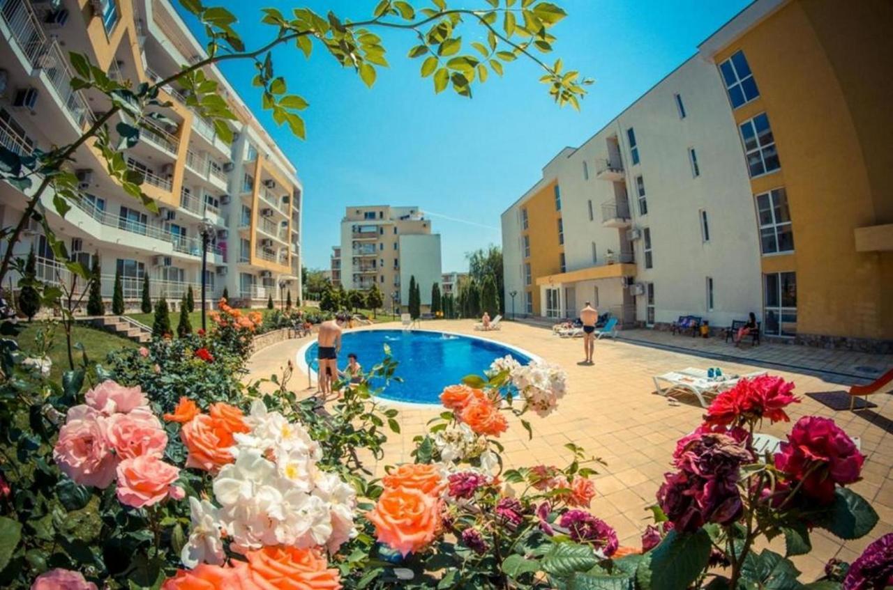 Fort Noks - Menada Apartments Sveti Vlas Bagian luar foto