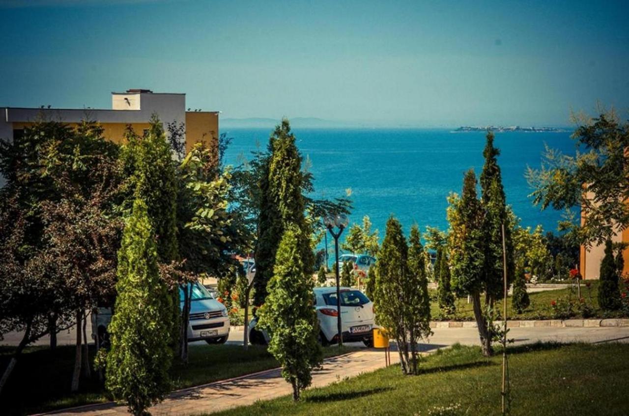 Fort Noks - Menada Apartments Sveti Vlas Bagian luar foto