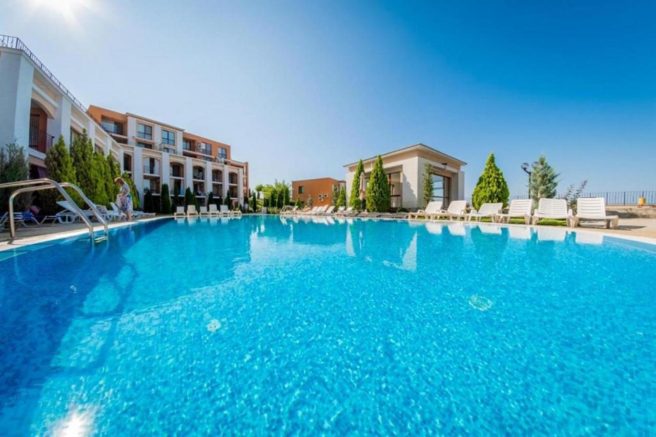 Fort Noks - Menada Apartments Sveti Vlas Bagian luar foto