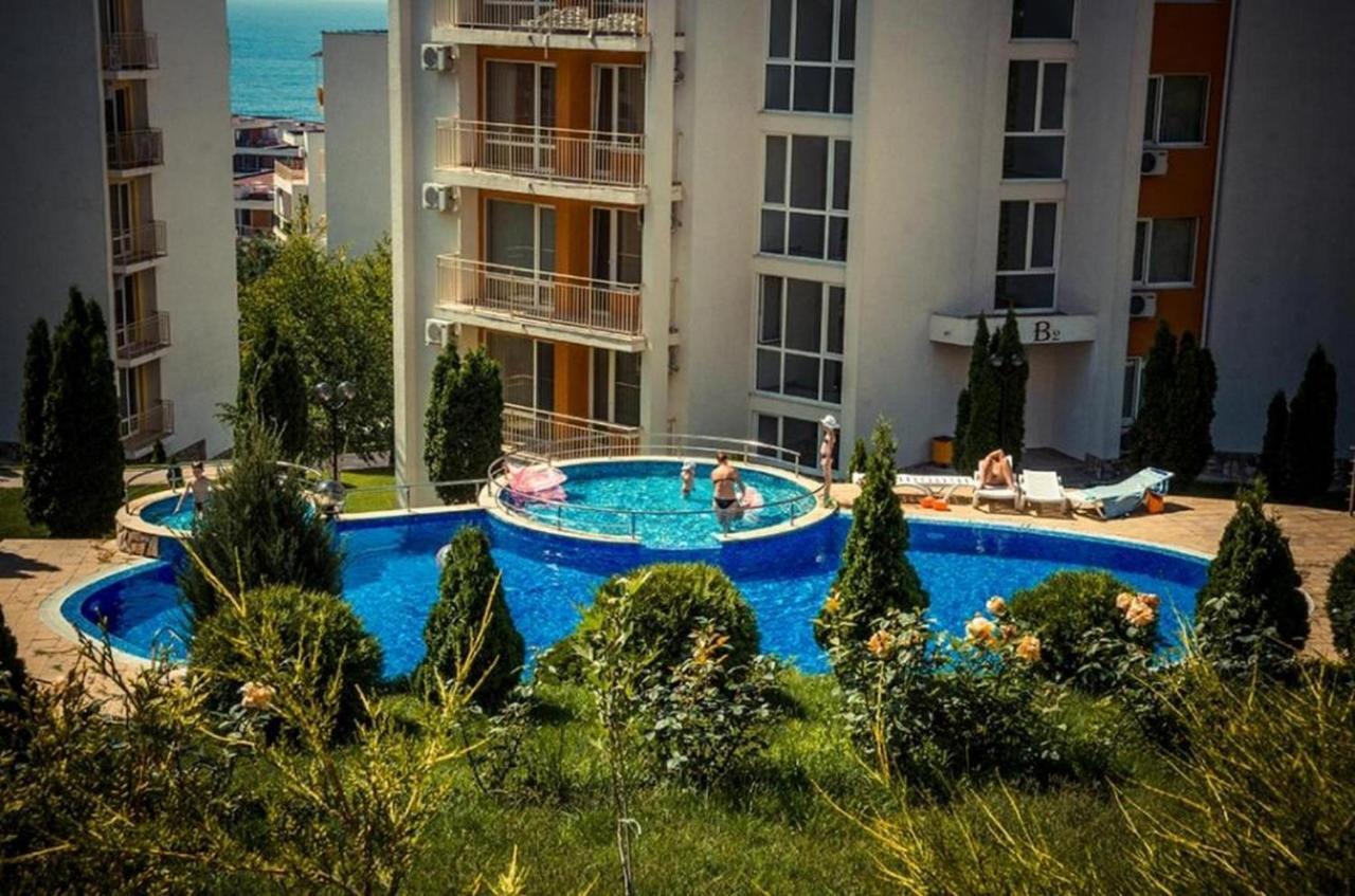 Fort Noks - Menada Apartments Sveti Vlas Bagian luar foto