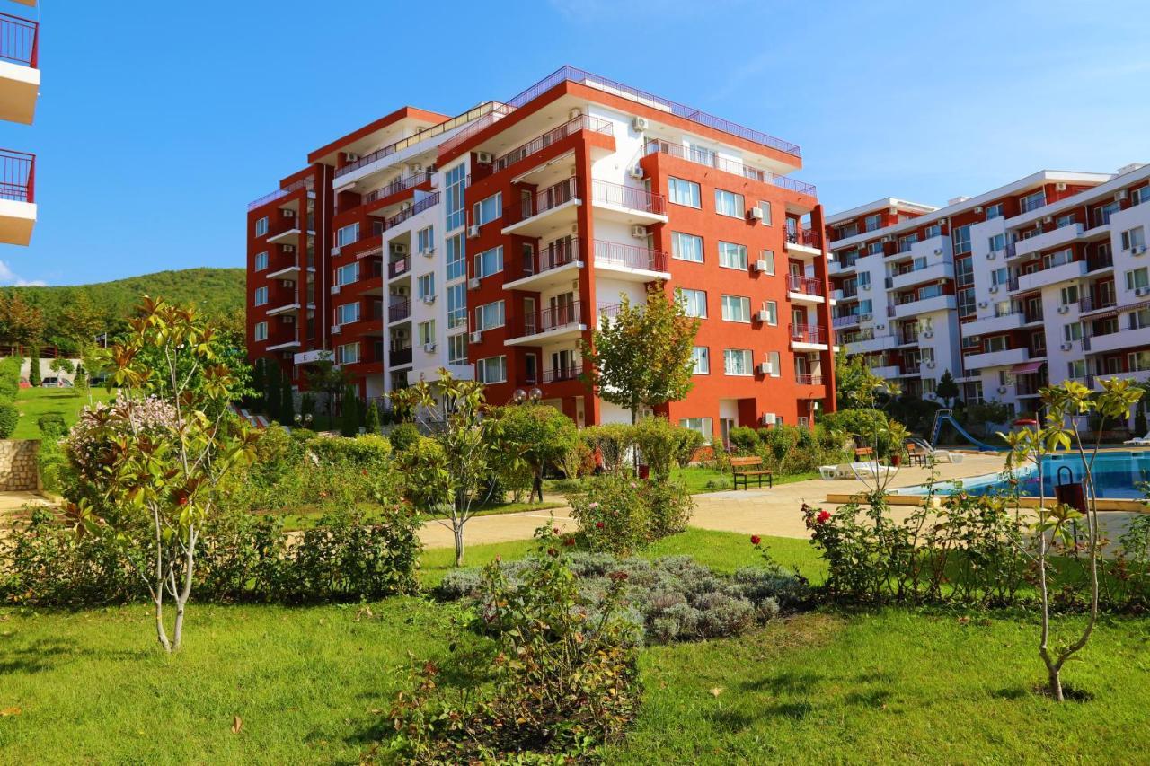 Fort Noks - Menada Apartments Sveti Vlas Bagian luar foto