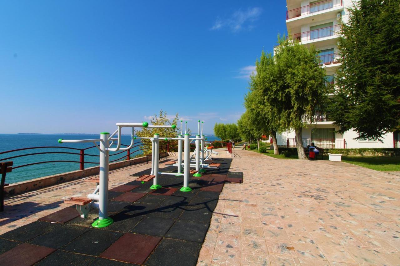 Fort Noks - Menada Apartments Sveti Vlas Bagian luar foto